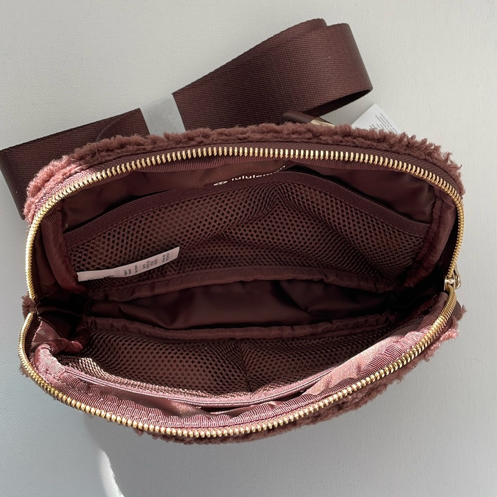 NWT Lululemon Everywhere Fleece Belt Bag 1L Brown Earth/Gold - Picture 8 of 15